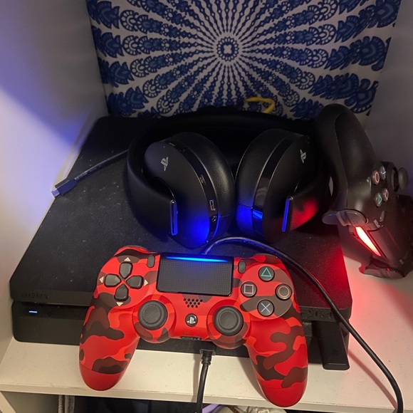 PS4 slim 1TB - Picture 4 of 4